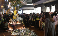 【修例风波】网民太古广场外发起梁凌杰追悼会 大批市民到场献花