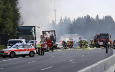 德国巴士车祸大火30伤　18人料已烧死默克尔致慰问