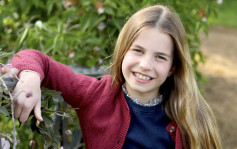 英国夏洛特公主9岁生日 肯辛顿宫公布纪念照