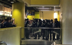 【大三罢】警调景岭站月台截查戴口罩学生 乘客围观鼓噪