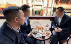 鄧炳強訪京探望駐京紀律部隊同事  嘆網紅咖啡試嚐胡同美食