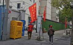 二十大｜直击：北京街头红旗飘扬 红袖章志愿者上岗