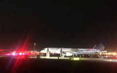 联航客机美国机场引擎起火　五人轻伤