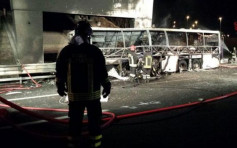 意大利载有匈牙利学生巴士失事著火　至少16死