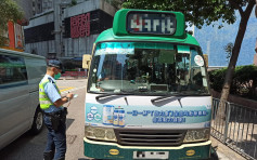 警港岛打击交通违例 12小巴司机及50乘客涉无扣安全带收告票