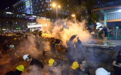 【七區集會】示威者天水圍警署大閘縱火 警傍晚射橡膠子彈