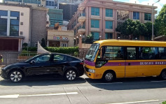 九龍塘校巴7旬女司機疑暈倒撞壆再撞私家車 救出昏迷送院