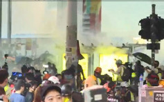 【元旦游行】示威者铜锣湾聚集 警崇光外举黑旗射催泪弹