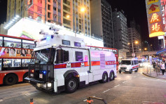 【修例风波】弥敦道水炮车戒备警驱示威者 香港仔警察制服黑衣人 