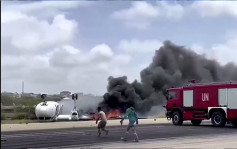索马里客机迫降机身反转起火 机上30多人全生还
