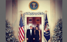 白宮發放特朗普及夫人聖誕官方照片 兩人牽手露齒微笑