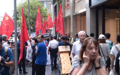 陳浩天抵FCC演講 支持反對團體場外抗議