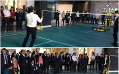 【有片】訪四川電子科技大學 黃偉綸「解甲」與機械人打羽毛球