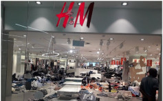 【有片】H&M广告涉种族歧视 南非多间分店被捣乱