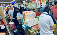 肺炎疫情下民众抢购食品及生活用品 新加坡推限购措施
