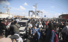 以巴衝突｜首批外籍人士獲准經拉法口岸離開加沙  以軍續炸難民營等目標
