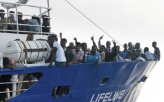 意国再拒收难民救援船 利比亚救948人发现10具尸体