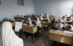 塔利班恢復讓女高中生考畢業試  校長：她們連教科書也沒有