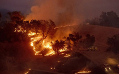 加州山火持續 著名酒鄉索馬諾縣5萬人疏散