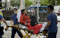 有片︱馬料水的士突切線轉入路口 女鐵騎撞車尾倒地受傷