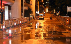 香港仔深灣道8號爆鹹水管 沙泥碎石湧上路面