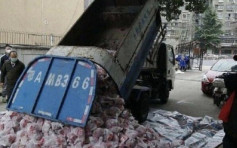 武漢屋苑用垃圾車運肉派市民 兩幹部被免職