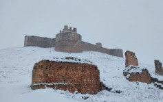 西班牙600司机遇大雪被困公路 军队出动营救