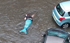 蘇格蘭馬路水浸 驚現「美人魚」積水內游泳