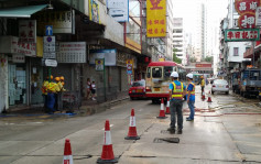 上海街爆咸水管行人路下陷 封两条行车线