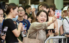 国家队访港｜代表团下午坐船游维港 逾百巿民无惧炎热现场守候