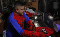 玻利维亚教师扮演多名超级英雄网上授课