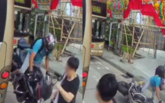 【睇片】女子衝出馬路累電單車自炒 頭也不回離開被轟