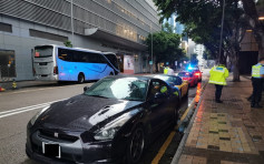 警方九龍灣打擊非法賽車 拘54歲男司機