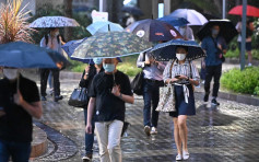 熱帶低氣壓「小熊」漸遠離 天文台：間中仍狂風驟雨