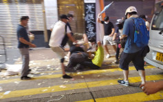【修例风波】荃湾示威者与持武器人群爆殴斗 二陂坊有商户遭纵火焚烧
