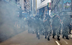 【港岛游行】示威者堵路掟杂物 警铜锣湾放催泪弹