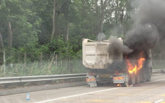 屯門龍富路泥頭車起火 消防開喉救熄