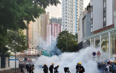 【七區集會】荃灣示威者包圍新界南總部 警發射催淚彈