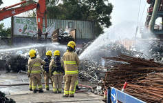 新油麻地避風塘躉船廢鐵起火 消防升二級火開喉撲救