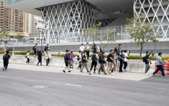 半百巴士迷為影X797衝出馬路 車長憂發生意外報警 網民：一年比一年癲