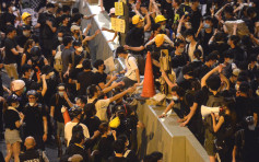 【逃犯條例】大批示威者佔據夏慤道 龍合街附近有磚頭被撬起
