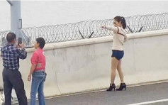 4男女港珠澳大橋上停車野餐拍照 還丟垃圾落海