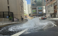 炮台山爆地下鹹水管 激射近2米高水柱阻交通