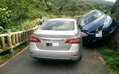 【有片】台兩車狹路相遇　辣司機加速剷上山坡