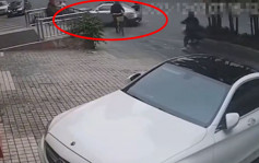 深圳Benz甩尾撞毙单车阿伯  CCTV全拍悲剧