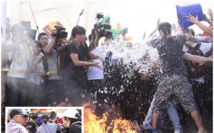 台獨團體燒「中華民國」紙偶 與警激烈推撞5分鐘
