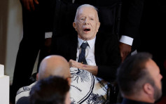 99岁卡特罕见公开露面   坐轮椅出席亡妻追悼会