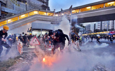 示威者堵塞大围交通后快闪 防暴警察到场施放催泪烟