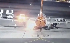 乌克兰客机落地滑行期间 起落架突然冒出火焰