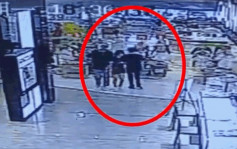 【有片】湖南汉胸袭18岁女后逃走 同行男友脚踢阻止反被捕
